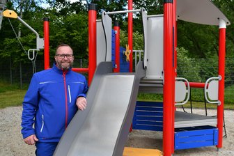 Eröffnung am 1. Juni: Freibad in Penig verspricht zahlreiche neue Attraktionen - Badbetriebsleiter René Dudschig freut sich über das neue Großspielgerät auf dem Spielplatz im Peniger Freibad.