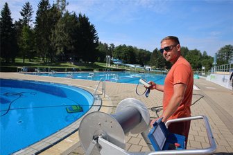 Eröffnung der Badesaison in und rund um Zwickau: Alles was man über die Freibäder wissen muss - Das Strandbad Planitz eröffnet am 25. Mai. Schwimmmeister Tobias Reinsdorf trifft letzte Vorbereitungen.