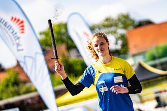 Eröffnung der Kreis-Kinder- und Jugendspiele: Keine Spur von Nervosität bei einem Trio - Isa Ulbricht von der LG Mittweida durfte am Samstagvormittag die Flamme entzünden.