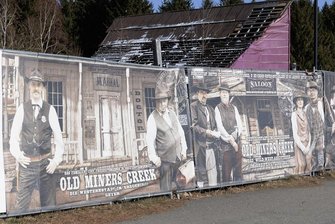 Eröffnung der neuen Westernstadt im Erzgebirge verzögert sich - Plakate weisen auf die geplante Westernstadt "Old Miners Creek" nahe Geyer hin. Eine für Pfingsten geplante Eröffnung des ersten Teils muss aber verschoben werden. Doch es soll schon ab dem Frühjahr Angebote für Besucher geben. 