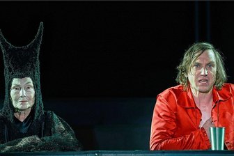 Eröffnung der Salzburger Festspiele: Jedermann und seine Frauen ziehen unters Dach - Lars Eidinger - Lars Eidinger in der Rolle des Jedermann und Edith Clever in der Rolle von Frau Tod bei den Salzburger Festspielen.