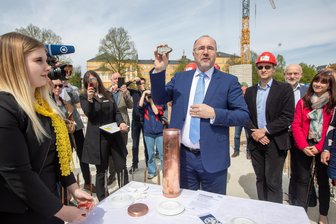 Eröffnung der XXL-Halle am Plauener Lessing-Gymnasium: Das ist der neue Zeitplan für die Betreibersuche - Vor gut zwei Jahren hatte Plauens Oberbürgermeister Steffen Zenner (Mitte) den Grundstein für die Halle gelegt.