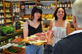 Eröffnung der Zschopauer „Frassgusch“ bringt viele Anregungen mit sich - Zur Begrüßung reichten Cindy Grüner (l.) und Linda Heinze ihren Kunden Schnittchen mit Rote-Bete-Aufstrich.