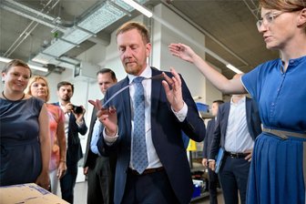Eröffnung des Buntspeichers: Zwönitz erhält ein besonderes Geschenk - Ministerpräsident Michael Kretschmer probierte sich im Makerspace aus. Dort konnte er mit einem Linolschnitt ein Bild des Buntspeichers drucken.