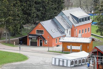 Eröffnung: Neue Wache für Bergretter am Fichtelberg - Am Sonnabend wird die Bergwachtstation am Fuß des Fichtelbergs mit ihrem modernen Anbau (hinten) eingeweiht.