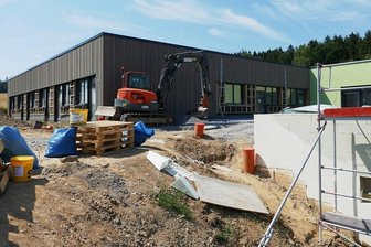 Eröffnung von Grünhainichener Grundschule verzögert sich - An der Grundschule in Grünhainichen sind die Arbeiten voll im Gange. Zwar nimmt die Fassade allmählich Formen an, doch bleibt innen viel zu tun. Der Auftrag für den Bodenbelag wurde gerade erst neu vergeben. 
