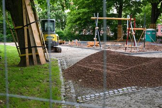 Eröffnung zum Kindertag? Bei diesem Spielplatz in Chemnitz klappt das nicht - Blick auf die Baustelle des Spielplatzes am Gerhart-Hauptmann-Platz. Die Anlage wird später fertig als geplant.