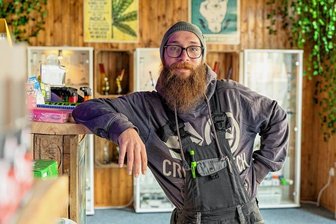 Eröffnungen und Schließungen: So sieht es in Auerbachs City aus - Im "Groers Home" in der Nicolaistraße können die Auerbacher demnächst Rauchzubehör kaufen. Enrico Götz (Foto) und Danilo Schüler sind ein kleines Start-up-Unternehmen. Ein Trend im Handel. 