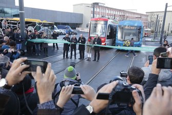 Eröffnungsfahrt: Goldener Konfettiregen für neue Straßenbahnlinie zum TU-Campus - Großer Andrang zur Einweihung am Freitag auf dem Campus an der Reichenhainer Straße in Chemnitz.