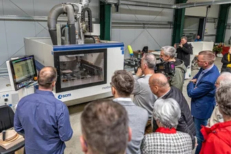 Eröffnungsfeier: Neue Möbelproduktion der Diakonie Auerbach geht in Betrieb - Rund 60 geladene Gäste bestaunten am Dienstag bei der Eröffnung das computergestützte Bearbeitungszentrum.