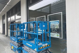 Eröffnungstermin steht fest: Neuer Discounter richtet sich am Chemnitzer Wall ein - An den Schaufensterscheiben steht der Eröffnungstermin auf Plakaten.