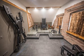 Erotikmesse im Erzgebirge sorgt für Aufregung: Werbezettel an Jugendliche verteilt - Die „Verdorbenen Welten", Ferienwohnungen mit speziellen Zimmern, in Schönheide.