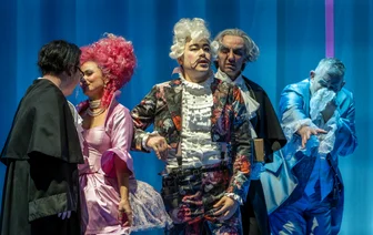 Graf Almaviva (Inkyu Park) müht sich trickreich um die schöne Rosina (Kirsten Scott), wobei gegen Geld Barbier Figaro (Beomseok Choi) und Musiklehrer Basilo (Gregor Roskwitalski) helfen, den Doktor Bartolo (Frank Blees, von links) auzustechen.  