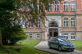 Erpressungsfall in Auerbach: Tatverdächtiger in Jugendeinrichtung - Unter Polizeischutz lief im Frühjahr der Unterricht am Auerbacher Gymnasium ab.