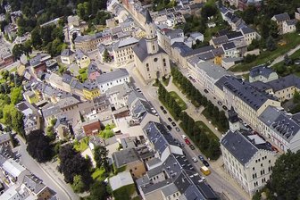 Errichtung von Bauhofhalle in Markneukirchen startet - Markneukirchen (Blick auf die Innenstadt) baut 2023/24 die lange benötigte Halle für den kommunalen Bauhof.