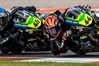 Ersatz-Bike sorgt für Happy-End auf dem Asphalt - Beim Saisonfinale im spanischen Valencia reichte Kevin Orgis (Nr. 44) ein 9. Platz in der Superstock-Klasse, um Gesamtrang 3 abzusichern. Sein Bruder Leon wurde trotz eines Motorschadens als Vierter gewertet und kam am Ende im Gesamtklassement auf Platz 5. 