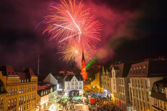 Ersatz für abgesagtes Stadtfest in Aue steht: Das ist geplant - Wird es dieses Jahr nicht geben: das Feuerwerk zum Stadtfest in Aue. Dafür sind im Sommer zwei Ersatz-Veranstaltungen in der Stadt geplant.