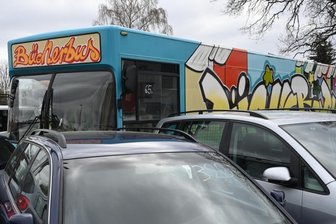 Ersatz für alten Chemnitzer Bücherbus: Der neue soll elektrisch fahren - Der alte Bücherbus der Stadt Chemnitz. Er sollte einst versteigert werden, es fand sich aber kein Abnehmer. Das Ersatzfahrzeug soll nicht nur moderner, sondern auch umweltfreundlicher sein.