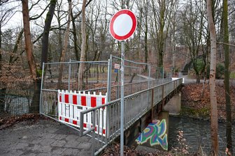 Ersatz für marodes Bauwerk: An dieser Stelle entsteht in Chemnitz eine neue Brücke - Im Januar wurde die Brücke an der Rößlerstraße gesperrt. Nun wird sie abgerissen.