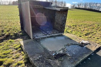 Ersatz für Umfaller: Gemeinde im Vogtland stellt neue Bushäuschen auf - Im Januar 2024 kippte das Bushäuschen an der Huth bei Schönbrunn vom Sockel ins Feld.