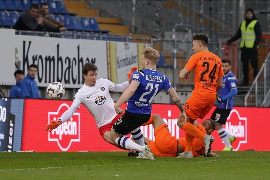 Ersatzgeschwächte Veilchen gehen in Bielefeld leer aus - Andreas Voglsammer (Nummer 21) erzielt das 1:0. FCE-Torwart Martin Männel ist machtlos. 