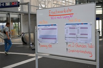 Ersatzverkehr auf der Linie RE6: Ein cooler Zug von Chemnitz nach Leipzig - Eine handbeschriebene Tafel im Chemnitzer Hauptbahnhof informiert über zwei Alternativen für den Weg nach Leipzig.