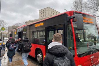 Ersatzverkehr Freiberg–Dresden: Leser kritisieren Ausschilderung am Dresdner Hauptbahnhof - Der SEV-Bus zum Bahnhof Dresden-Plauen hält an der Strehlener Straße in Dresden, wenige Gehminuten vom Hauptbahnhof entfernt.