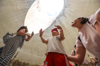 Erschlagen von Kunst: Warum sind viele Ausstellungen so wenig zugänglich? - Besucher der Chemnitzer „Begehungen“ am Lieblingsmotiv „Loch im Kühlturm“ im Heizkraftwerk Chemnitz Nord. Von der dortigen Klanginstallation „Aural Dissipation“ von Valeria Zane und Victor Nebbiolo di Castri bekam man dabei eher weniger mit.