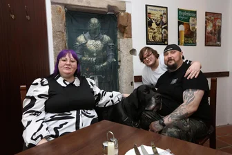 „Erschöpft, aber glücklich“: So lief der Neustart in der Zwickauer „Schloss-Schenke“ - Haben ihr erstes Wochenende als Gastwirte der „Schloss-Schenke“ hinter sich: Susann und Nico Schober mit Sohn Erik (hinten) und Familiendogge Ghost.