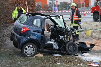Erschreckende Bilder von schwerem Unfall mit Microcar im Erzgebirge: „Die Dinger gehören verboten“ - Bei einem Unfall in Schneeberg ist ein Microcar diese Woche schwer beschädigt worden. Das hat Fragen nach der Sicherheit solcher Fahrzeuge aufgeworfen.