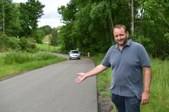 Erschütterung in Erlau: Radweg auf alter Bahntrasse verworfen - Erlaus Bürgermeister Peter Ahnert zeigt, wo es auf öffentlichen Straßen weitergehen soll.