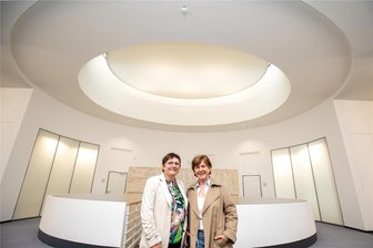 Ersehntes Comeback nach viereinhalb Jahren: Plauens Stadtrat bezieht unfertiges Rathaus - Viel Weiß, runde, geschwungene Formen, indirektes Licht: Die Sanierung des Nordwest-Flügels im Plauener Rathaus ist inzwischen weit vorangeschritten. Was Baubürgermeisterin Kerstin Wolf und Projektleiterin Jana Sachse (von links), hier im oberen Foyer, jetzt präsentieren können, dürfte in Plauen große Zustimmung finden.