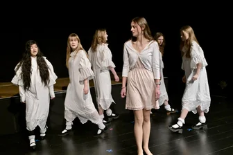 Erst ab 14 Jahre geeignet: Junge Crimmitschauer Theaterleute bringen Horror-Stück auf die Bühne - In der aktuellen Aufführungen verbinden die Crimmitschauer Gymnasiasten Schauspiel und Tanz.