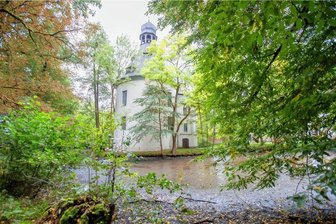 Erst abgefischt, dann repariert: Warum dem Kauschwitzer Rittergutsverein die Zeit im Nacken saß - Im Kauschwitzer Teich wurde jetzt das Wasser abgelassen. Der Ablauf war defekt, der Mönch musste repariert werden. Lange darf der Teich aber nicht ohne Wasser bleiben. Höchstens eine Woche. Denn in einem von Fachleuten erstellten Gutachten steht, dass die von dem Wasser umschlossene Kapelle einsturzgefährdet sei, wenn zu lange Wasser fehlt und damit der Grundwasserspiegel beeinflusst ist. 