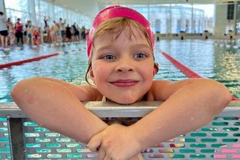 Erst Aufregung - dann Freude über Medaillen - Maja Thümmler vom ESV Lok Zwickau konnte sich beim Seepferdchen-Sprintpokal über zweimal Gold und einmal Bronze freuen.