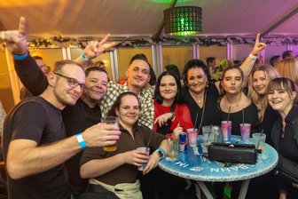Erst aufs Eis, dann ins Partyzelt: Die besten Bilder vom Winter-Beatz in Freiberg - Nach dem Eislaufen wurde im beheizten Zelt gefeiert.