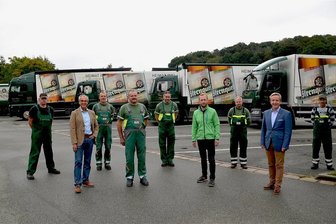Erst Ausreise, dann zurückgekommen: Warum dieser Fuhrunternehmer im Vogtland glücklich ist - Seit 30 Jahren geht der Güternah- und Fernverkehr Ralf Rieger für die Sternquell-Brauerei auf Tour. Anlässlich des Jubiläums bekamen die Fahrzeuge des Unternehmens ein neues Outfit. Firmenchef Frank Rieger (4. von links) freut sich über die gute Geschäftsbeziehung. 