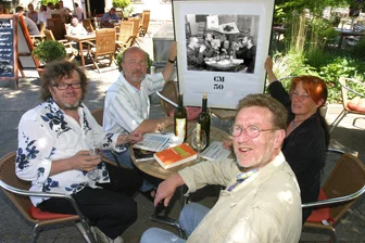 Erst Ausstellung, jetzt neues Buch: Wie die einstige Karl-Marx-Städter Künstlergruppe Clara Mosch in Berlin auflebt - Keine Gruppe mehr, aber lose in Kontakt: 2007 beispielsweise traf sich die ehemalige Clara Mosch anlässlich der Gründung der Gruppe 30 Jahre zuvor: Michael Morgner (vorn rechts), Dagmar Ranft-Schinke, Gregor-Torsten Kozik (vorn links) und Thomas Ranft. Das verstorbene Gründungsmitglied Carlfriedrich Claus ist auf dem Foto hinten in der Mitte zu sehen.