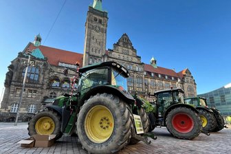 Erst Bauernprotest, nun Bahnstreik: Wie viel Verständnis gibt es noch in Chemnitz? - Auch am Dienstag haben Landwirte zum Teil für Behinderungen gesorgt. In Chemnitz fand unter anderem eine Aktion auf dem Markt statt. Die Brückenstraße blieb stundenlang gesperrt.