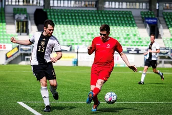 Erst bei der Europameisterschaft, dann gegen die Schornsteinfeger: Mittelsächsischer Politiker kickt im Nationaltrikot - Philipp Hartewig (l.) aus Lichtenau war am Wochenende bei der Fußball-EM der Parlamentarier dabei.