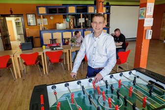 Erst Corona, nun Inflation: Meeraner Jugendclub lässt Kinder nicht im Regen stehen - Der Jugendclubchef Sebastian Reichenbach ist in einem Dilemma: Er braucht nach Corona und durch die derzeitige Inflation deutlich mehr Einnahmen, denn der Verein übernimmt die Betriebstkosten des städtischen Gebäudes. Andererseits will der 43-Jährige die jungen Besucher nicht übermäßig zur Kasse bitten. 