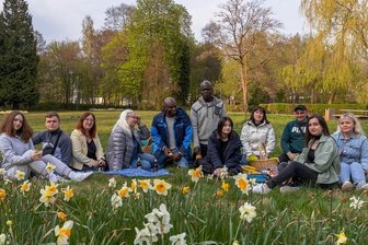 Erst deutsch-sowjetische Brieffreunde - jetzt unter einem Dach in Rodewisch - "Freie-Presse"-Redakteurin Cornelia Henze (Dritte von links) lädt "ihre" Familie zum Picknick im Rodewischer Park: Olha, Vadym, Viktoriia, David, Nicholas, Alona, Tetiana, Oleksandr, Anna und Valentyna. Nach zwei Monaten in Deutschland besuchen einige Schulen und Deutschkurse, andere haben Arbeit gefunden. Eine junge Frau wird bald nach Charkiw zurückgehen. 