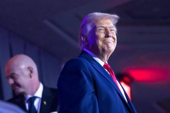 Erst eine Tragödie, dann eine Posse: So regiert der US-Präsident - Mehr als selbstzufrieden: US-Präsident Donald Trump während der Fußball-WM-Auslosungsshow Anfang Dezember im Kennedy Center in Washington, das nun den Namen „Trump-Kennedy-Center“ trägt.