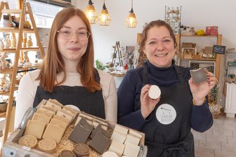 Erst Freundinnen, nun Unternehmerinnen: Duo im Erzgebirge baut Seifenmanufaktur weiter aus - Stefanie Weiser und Sindy Kunzmann (r.) betreiben in Crottendorf ihre „Schaumwerkstatt“ für handgefertigte Seifen: