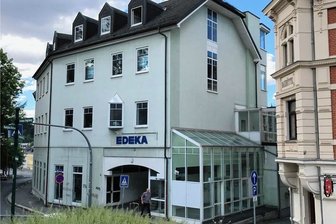 Erst frisch gestrichen: Erneut Ärger mit Graffiti am Edeka in Oelsnitz - Der Edeka-Markt an der Grabenstraße in Oelsnitz. Das Bild entstand, bevor die Fassade beschmiert wurde.