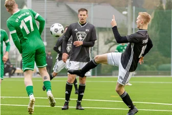 Erst Führungstreffer, dann rote Karte: Syraus John im Wechselbad der Gefühle - Der Syrauer Max Rudisch (rechts) kämpft gegen den Oelsnitzer Maximilian Röhling um den Ball. Tobias John, der später mit Rot vom Platz flog, schaut zu.
