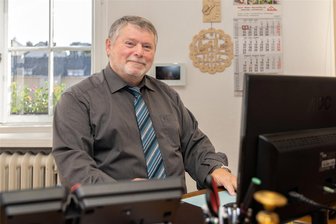 Erst Gastronom, dann Bürgermeister: Geyers Stadtchef nimmt Abschied vom Rathaus - Geyers Bürgermeister Harald Wendler in seinem Dienstzimmer im Rathaus. Ende September scheidet er aus privaten Gründen vorzeitig aus dem Amt. Eigentlich hätte seine aktuelle Amtszeit bis 2025 gedauert.