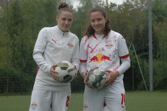 Erst gegen den Döbelner SC, nun beim Hamburger SV: Zwei mittelsächsische Fußballerinnen meistern einen sportlichen Spagat - Chayenne Eulitz und Charlotte Kempe (rechts) können mit RB Leipzig am Samstag die Talenterunde der U-17-Frauen gewinnen. Ein Sieg mit zwei Toren Unterschied beim Hamburger SV ist vonnöten.