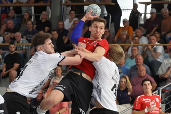 Erst Gesichts-, dann Ausgleichstreffer: So erlebte Sebastian Poppitz das 27:27 des HC Glauchau/Meerane in Oebisfelde - Sebastian Poppitz (am Ball) holte mit dem HC Glauchau/Meerane einen Punkt in Oebisfelde. Das Foto entstand beim Heimspiel in der Vorwoche gegen Delitzsch.