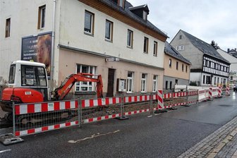 Erst gesperrt, dann offen, bald wieder gesperrt: Was ist los an der B 169 in Schneeberg? - Aufgrund einer Havarie musste die Karlsbader Straße an der Nummer 31 einseitig gesperrt werden.